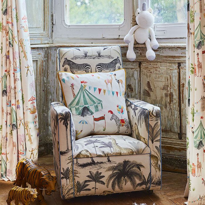 Le Cirque du Chateau Theatre Cushion - Image 4